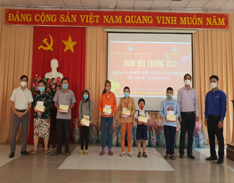 Đoàn Cơ sở Công ty phối hợp Đoàn Phường Mỹ Xuân, Thị xã Phú Mỹ tặng quà cho học sinh có hoàn cảnh khó khăn nhân dịp Tết Nguyên đán Nhâm Dần 2022.