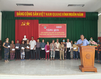 Công ty cổ phần Đầu tư xây dựng dầu khí IDICO thăm và tặng quà người cao tuổi có hoàn cảnh khó khăn, neo đơn trên địa bàn huyện Côn Đảo.