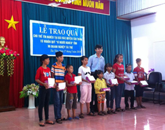 Công đoàn IDICO-CONAC trao quà cho trẻ em nghèo vượt khó nhân dip ngày Quốc tế thiếu nhi 01/6. Công đoàn IDICO-CONAC trao quà cho trẻ em nghèo vượt khó nhân dip ngày Quốc tế thiếu nhi 01/6.